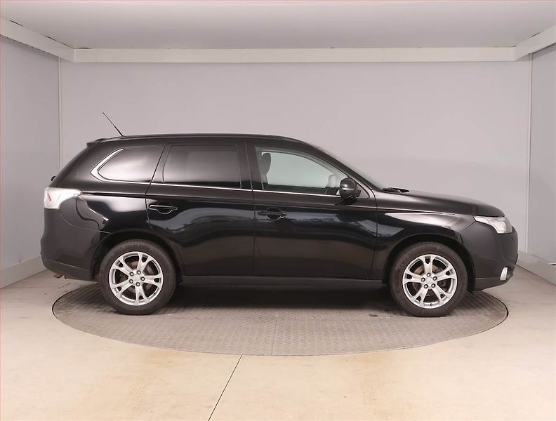 Mitsubishi Outlander (2013) 2.2 DI-D, 4X4, 7 míst, ČR - fotka 6 z 18