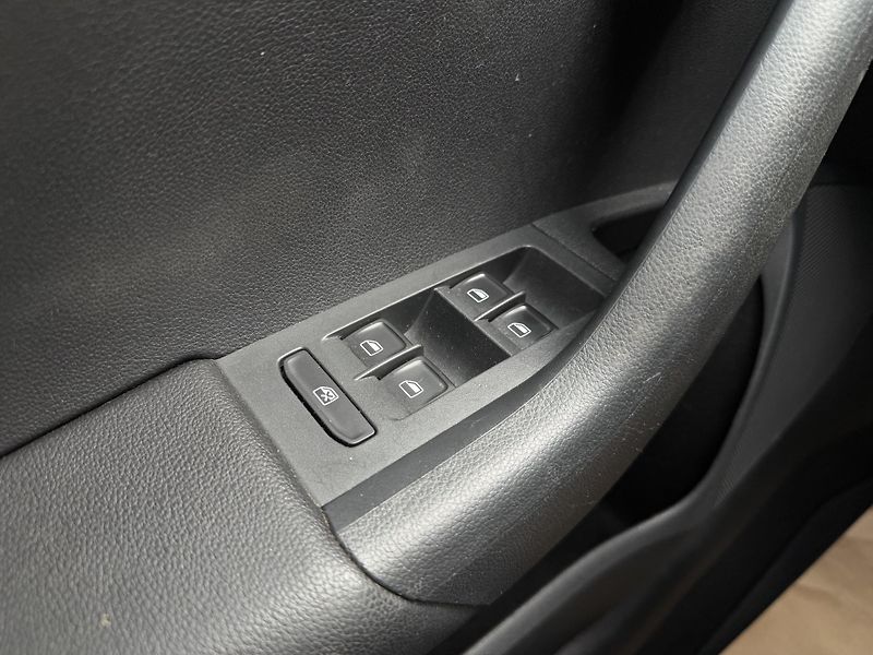 Škoda Octavia 2.0 TDI CR DPF Elegance Combi - fotka 25 z 28