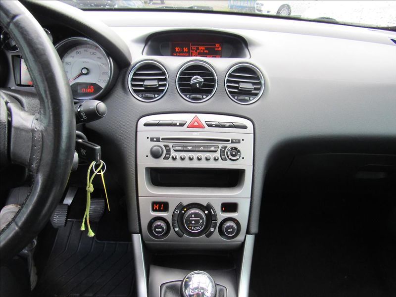 Peugeot 308 1,6 THP 110kW - fotka 15 z 28
