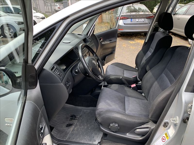 Toyota Corolla Verso 1,8 i ČR,1.MAJITEL - fotka 12 z 17