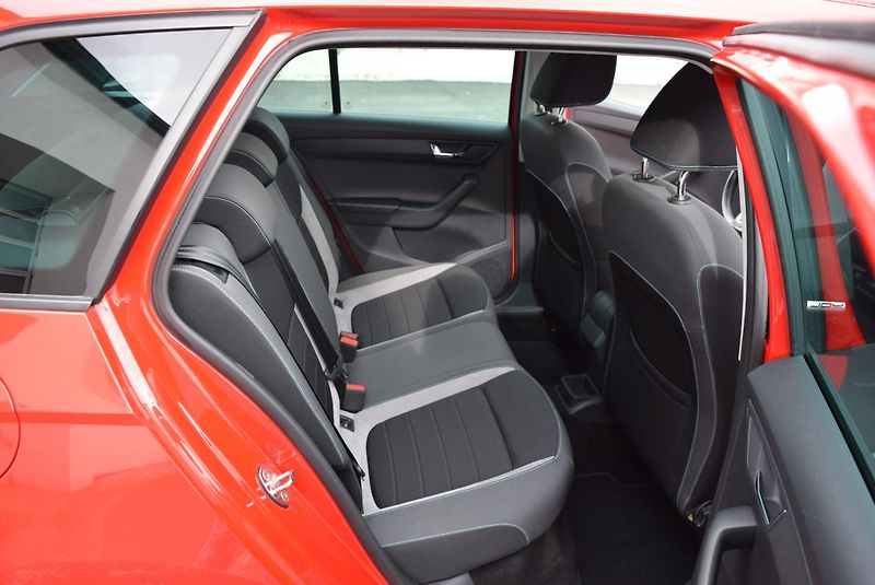 Škoda Fabia (2016) 1.2TSI 66kw ED. JOY TAŽNÉ APP  - fotka 40 z 49