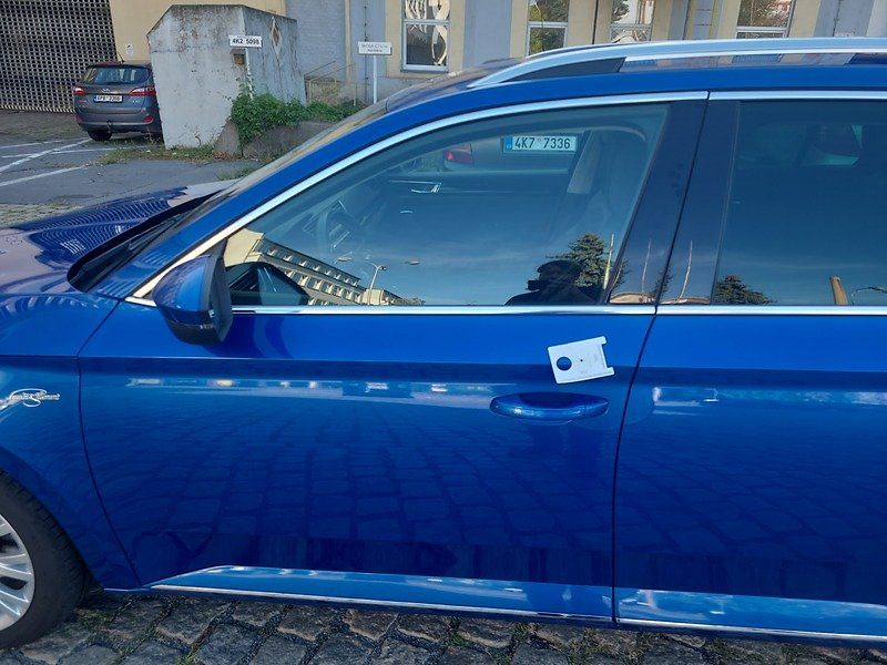 Škoda Superb Combi 2.0 TDI DSG - fotka 23 z 69