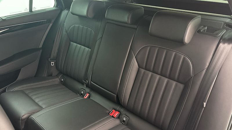 Škoda Superb 2.0 TDI DSG L&K Combi - fotka 16 z 36