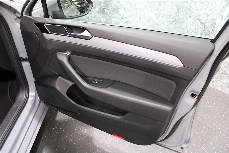 Volkswagen Passat 1,5 TSI DSG Business 1.maj. CZ - fotka 10 z 35