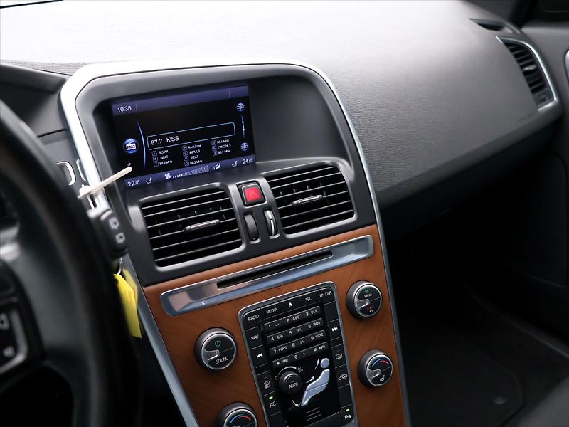 Volvo XC60 2,0 D4 120kW Momentum AUT - fotka 18 z 30