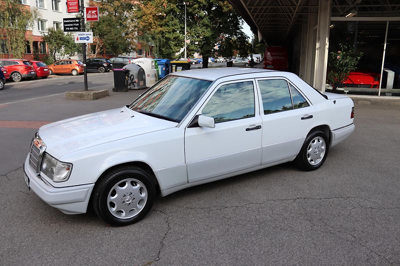 Mercedes-Benz 124 W124 320 E Sedan (1993) - fotka 22 z 32