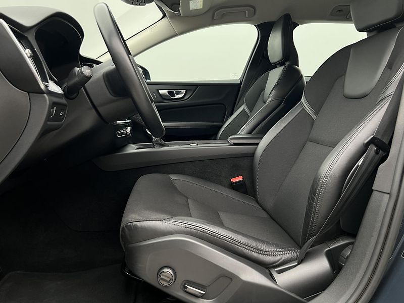 Volvo V60 CC D4 AWD AUT CZ 1. maj. - fotka 3 z 43