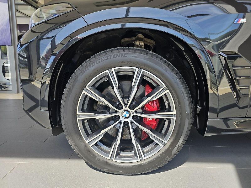 BMW X5 xDrive 30d - fotka 4 z 36