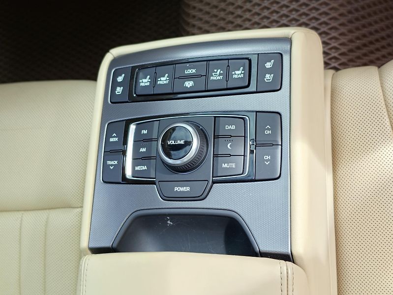 Hyundai Genesis V6 GDi 3,8 HTrac CZ,1 maj - fotka 21 z 37