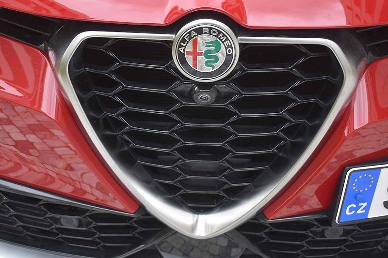 Alfa Romeo Tonale umí zaujmout. Jak vzhledem, tak jízdními vlastnostmi
