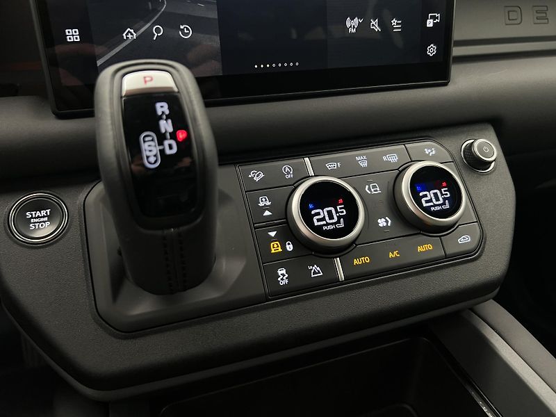 Land Rover Defender 110 D250 X-DYNAMIC SE 1. maj.  - fotka 16 z 47
