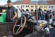 Stovka nablýskaných motocyklů a automobilů předválečné a meziválečné éry vyrazila v neděli z Horního náměstí v Přerově na spanilou jízdu regionem. Nejstarší účastnicí byla 88letá Libuše Šulcová. Vyrazila na motocyklu BSA 770 se sidecarem z roku 1928.