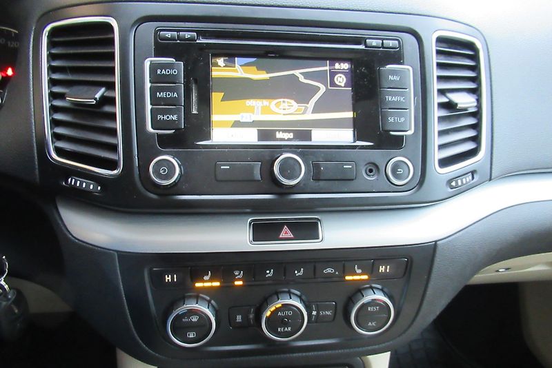 Volkswagen Sharan 2.0TDI 4x4 PANORAMA NAVI TAŽNÉ - fotka 14 z 28