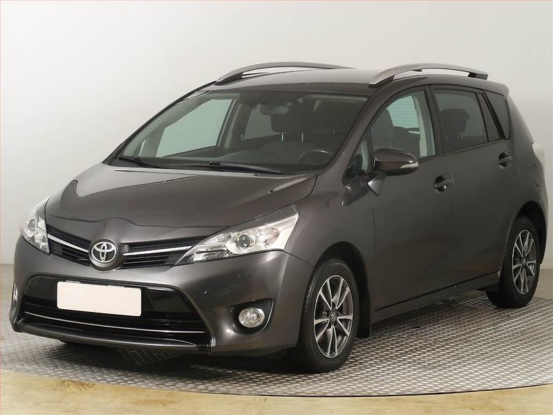 Toyota Verso (2013) 2.0 D-4D, 7 míst, Tempomat - fotka 2 z 18