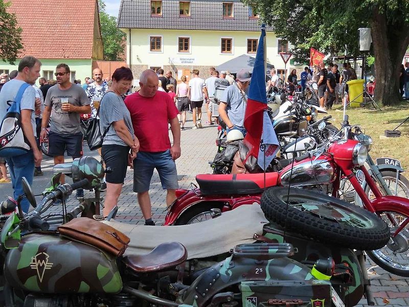 V pořadí 9. ročník srazu veteránů v Chýnově na Táborsku se v neděli 18. srpna dopoledne těšil velké návštěvnosti z řad účastníků i diváků.