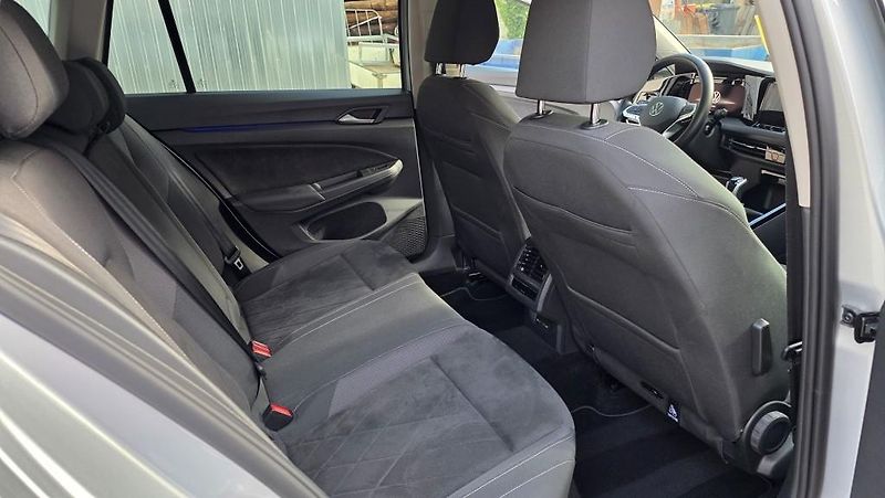 Volkswagen Golf (2023) 1.5 TSI 110kW Style - fotka 11 z 34