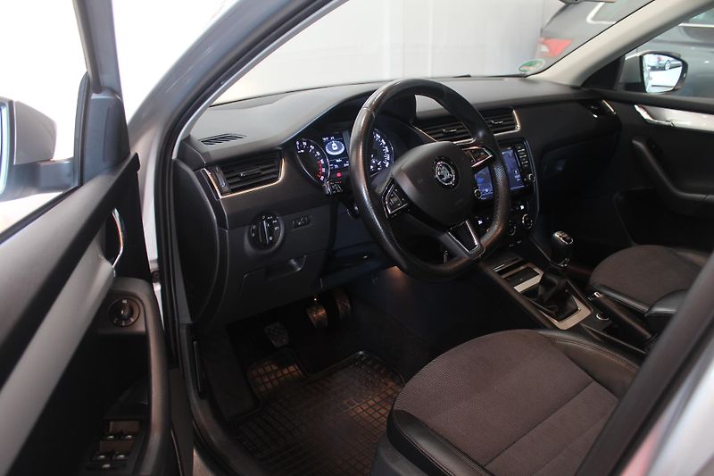 Škoda Octavia (2015) 1.6 TDI Navi Tažné Elegance - fotka 15 z 31