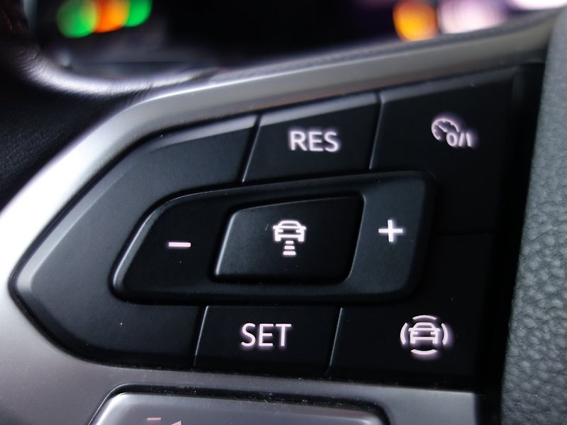 Volkswagen Golf (2021) 1.0eTSI 81kW DSG -VÝBAVA-LED - fotka 22 z 40