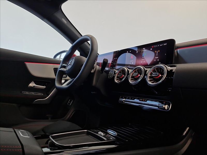 Mercedes-Benz CLA 200 Shooting Brake AMG Style E - fotka 16 z 22