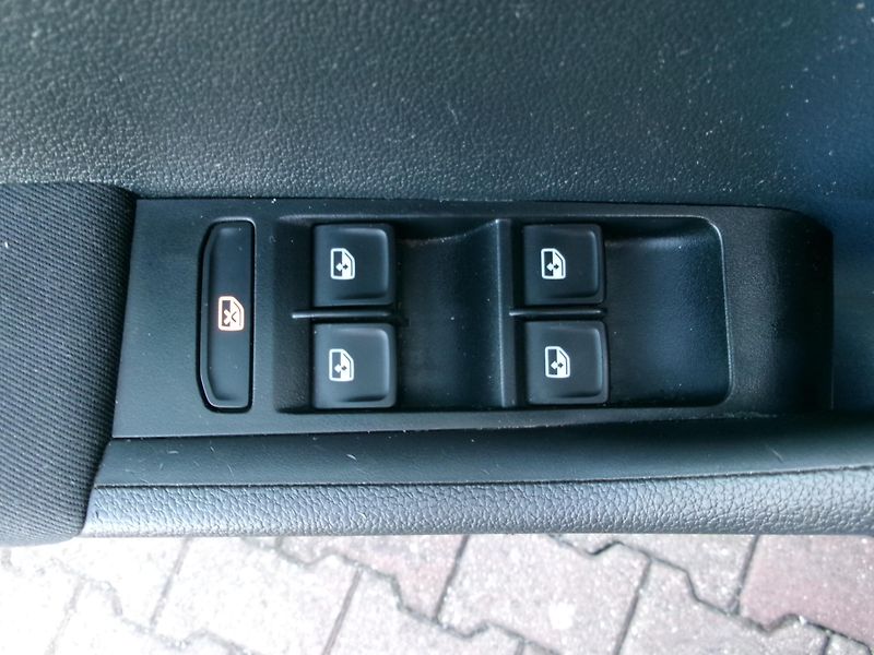Škoda Fabia 1,2 TSI AUTOKLIMA TAŽ NAVI - fotka 22 z 29