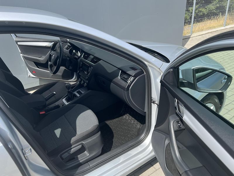 Škoda Octavia (2014) 1,6TDi CR 77kW AMBITION - fotka 27 z 33