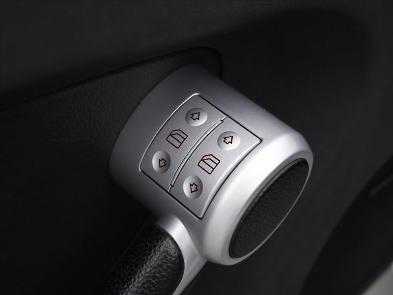 Mercedes-Benz SLK 3.5 350 V6 200kW Serv.kniha - fotka 23 z 38