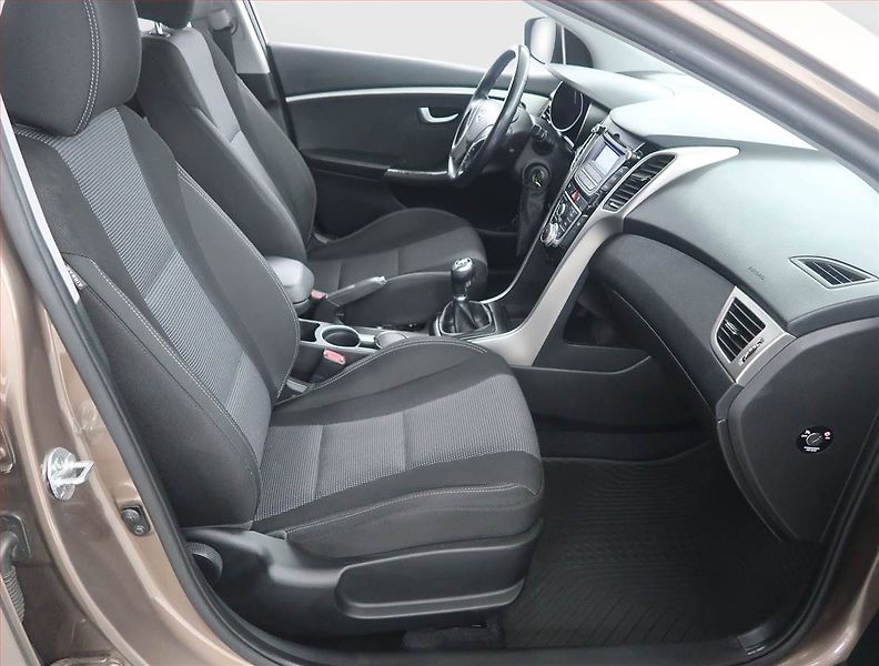 Hyundai i30 (2015) 1.6 CRDi, Serv.kniha, Tempomat - fotka 9 z 14