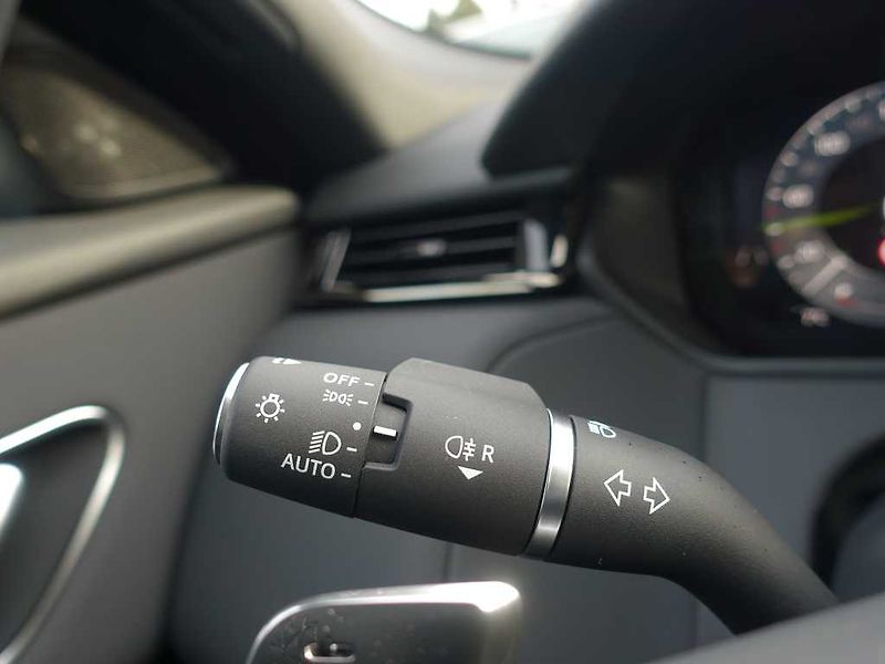 Land Rover Range Rover Velar 3,0 Dynamic SE D300 4x4 aut. - fotka 21 z 38