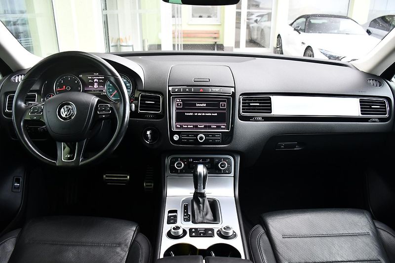 Volkswagen Touareg 3.0TDi V6 4M R-LINE TAŽNÉ ČR - fotka 8 z 44