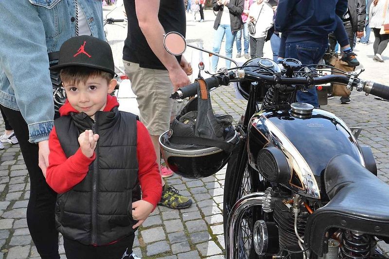 Stovka nablýskaných motocyklů a automobilů předválečné a meziválečné éry vyrazila v neděli z Horního náměstí v Přerově na spanilou jízdu regionem. Nejstarší účastnicí byla osmaosmdesátiletá Libuše Šulcová, která na trasu vyrazila na motocyklu BSA 770 se s