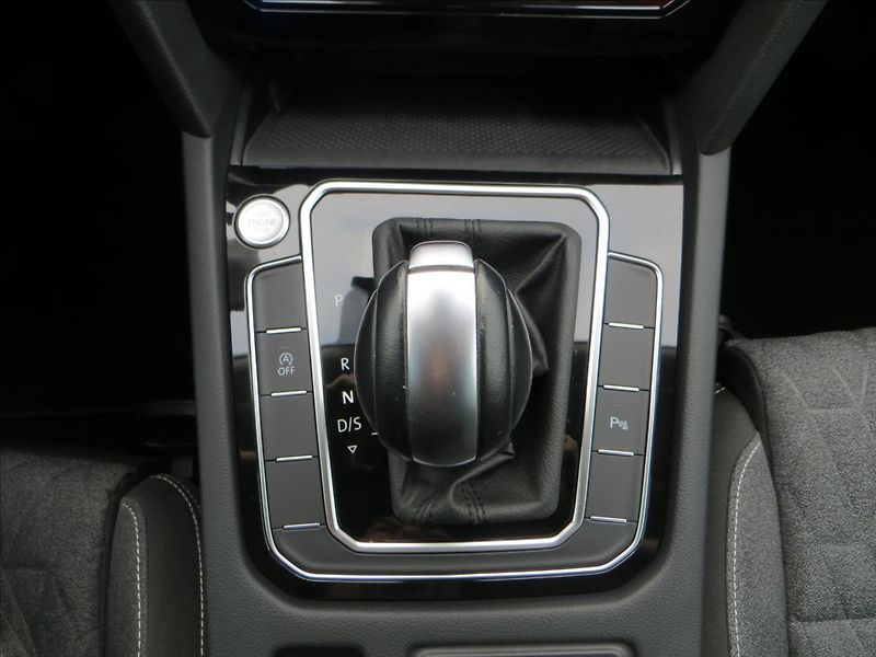 Volkswagen Passat 2,0 TDI 110kW Business DSG ČR - fotka 18 z 28