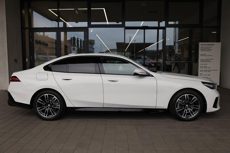 BMW Řada 5 520d xDrive - fotka 4 z 18