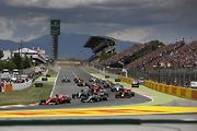 F1 2017 GP Španělska - start závodu, Sebastian Vettel (Ferrari) předjíždí v první zatáčce Lewise Hamiltona (Mercedes)