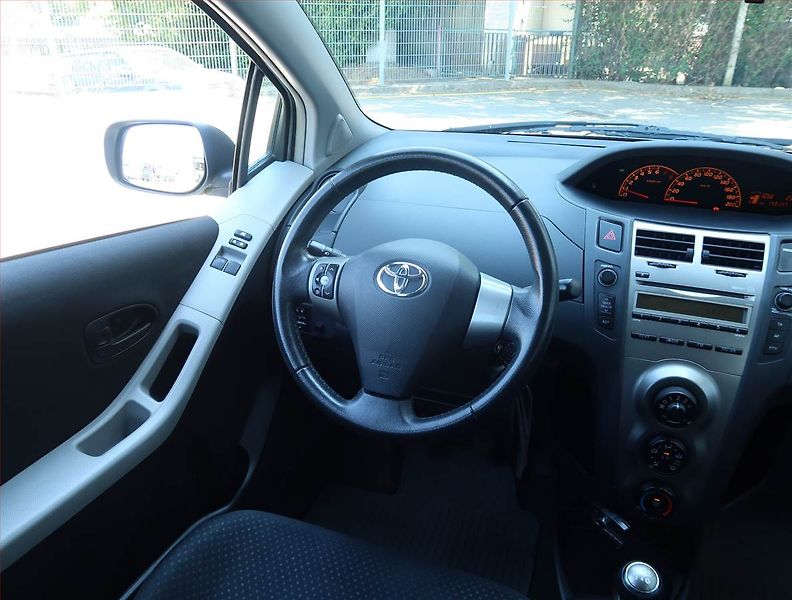 Toyota Yaris (2010) 1.0 VVT-i, Serv.kniha - fotka 7 z 15