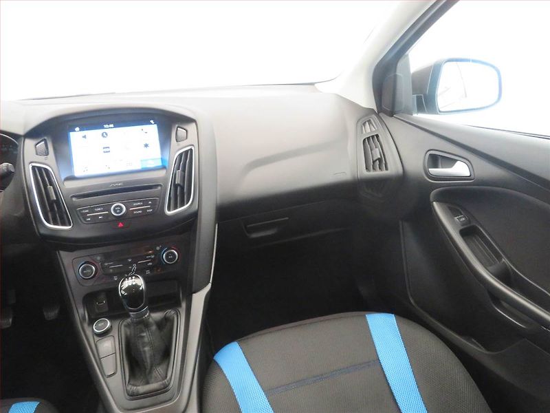 Ford Focus (2017) 1.0 EcoBoost, Tempomat - fotka 8 z 15