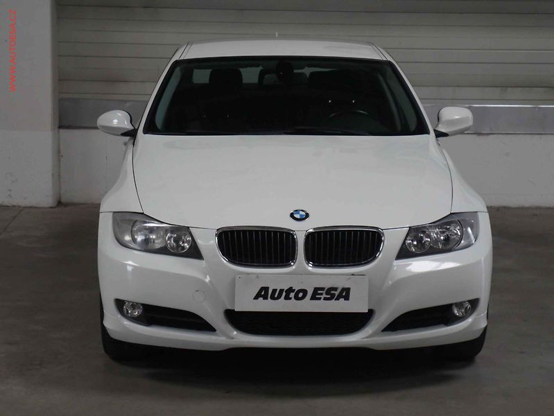BMW Řada 3 (2010) 2.0d, AC, temp. - fotka 2 z 19