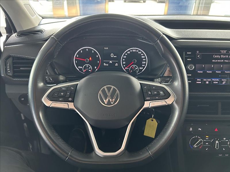 Volkswagen T-Cross 1,0   TSI,LIFE,2.MAJITEL - fotka 12 z 29
