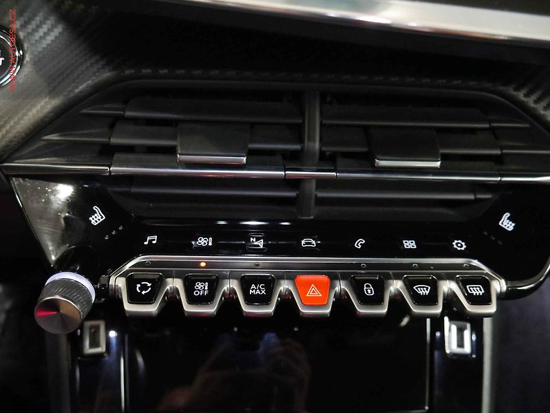 Peugeot 2008 (2020) 1.2 PT, GT, AT, navi, LED - fotka 20 z 25