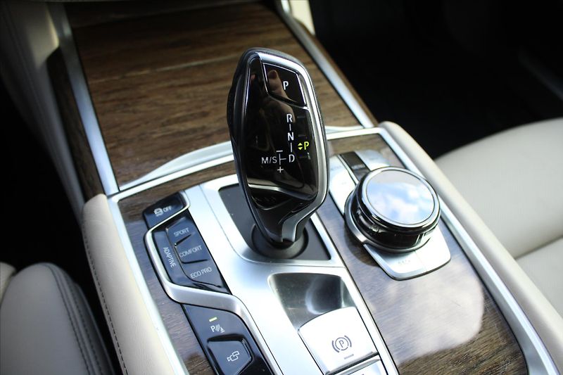 BMW Řada 7 750Li xDrive LASER MASÁŽE ČR - fotka 25 z 44