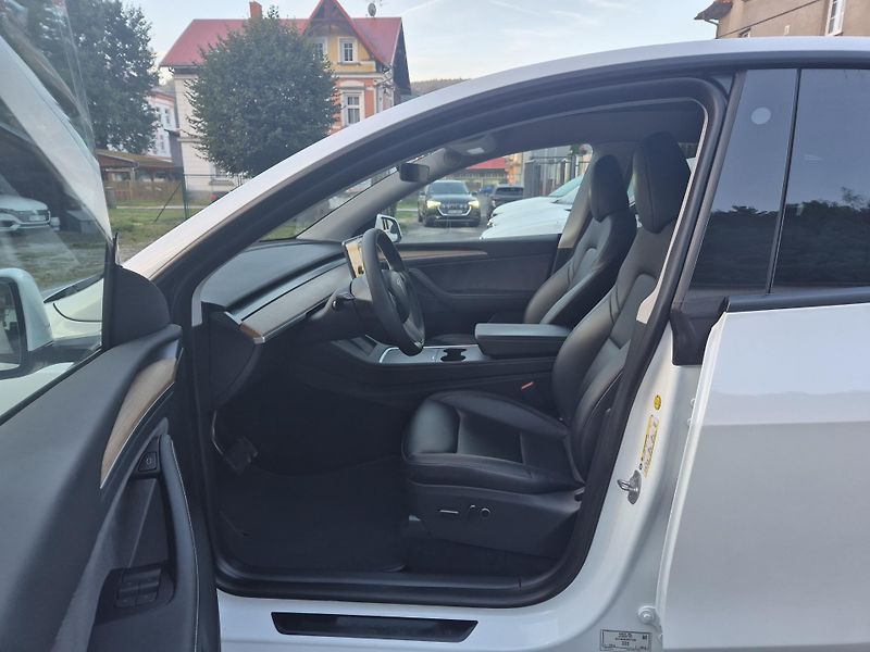 Tesla Model Y LONG RANGE DUAL MOTOR  92,7% - fotka 11 z 48