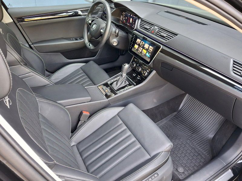 Škoda Superb (2024) Combi L&K DSG 4x4 2,0TSi 206kW - fotka 15 z 35