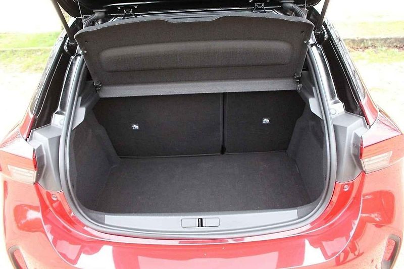 Opel šel cestou co nejnižší možné ceny, v základu nabízí tedy jediný motor.