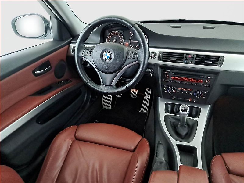 BMW Řada 3 (2009) 320 d, Tempomat, Vyhř. sedaček - fotka 7 z 14