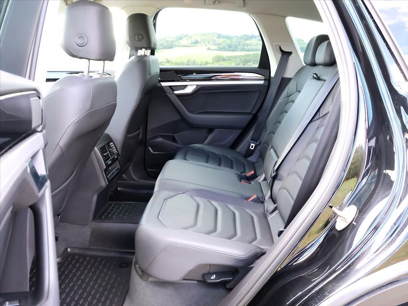 Volkswagen Touareg 3,0 TDI 170kW DSG 4M LED CZ - fotka 15 z 32
