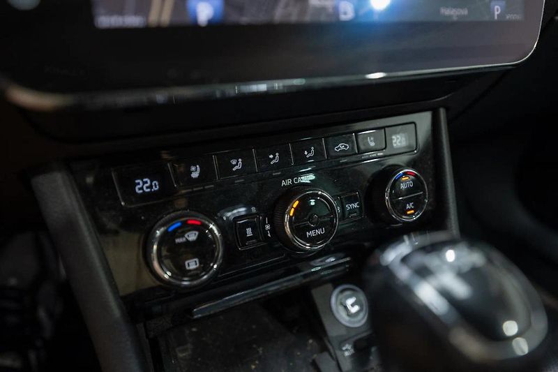 Škoda Superb 2.0 TDI 110 kW L&K - fotka 14 z 36