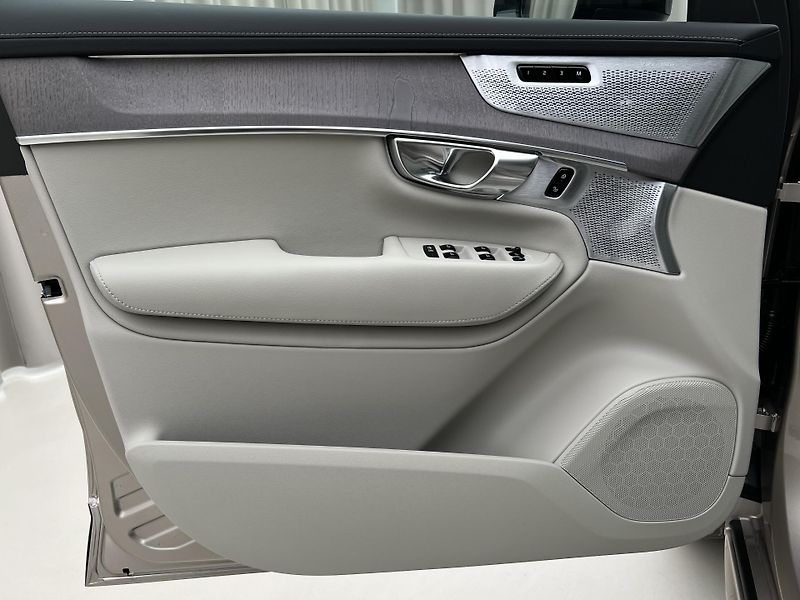 Volvo XC90 (2026) T8 AWD RECHARGE ULTRA DARK - fotka 24 z 46