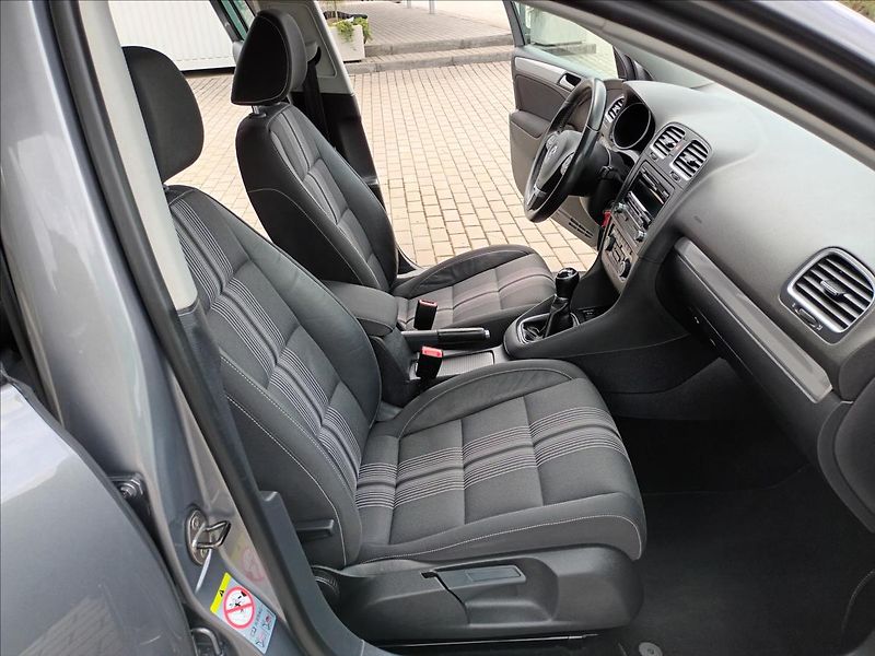 Volkswagen Golf 1,2 TSI,SERVIS,VÝHŘEV,PARKING - fotka 20 z 44