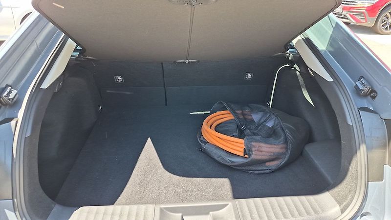 Toyota Prius 2.0PHEV Prestige Skyview - fotka 28 z 30