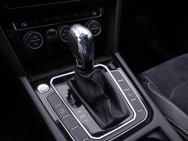 Volkswagen Passat 2,0 TDI 110kW DSG Elegance - fotka 27 z 37