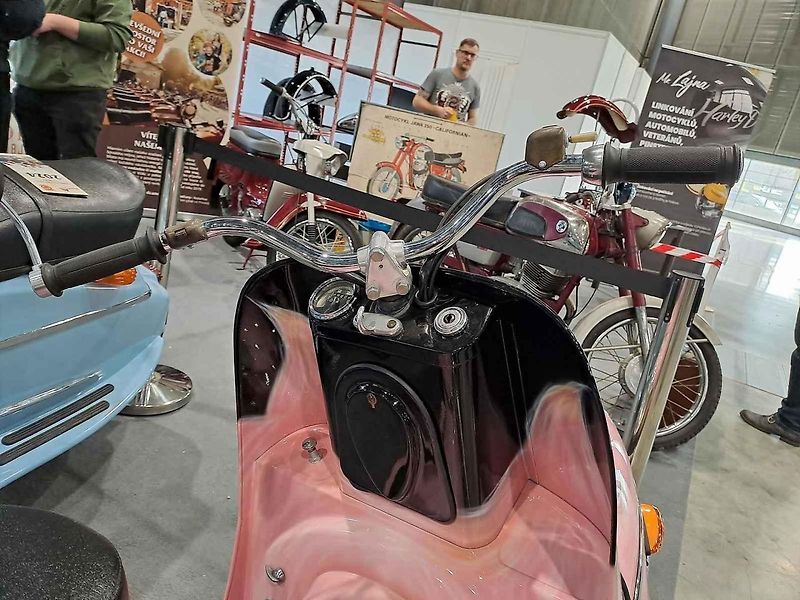 Petr Kenny Burian stojí za kuriózní výstavou legendárních československých motocyklů Jawa a ČZ.